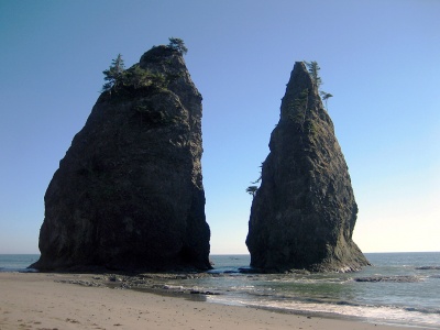 Двойная скала на побережье в парке Олимпик