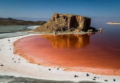 Озеро розовое Урмия в Иране