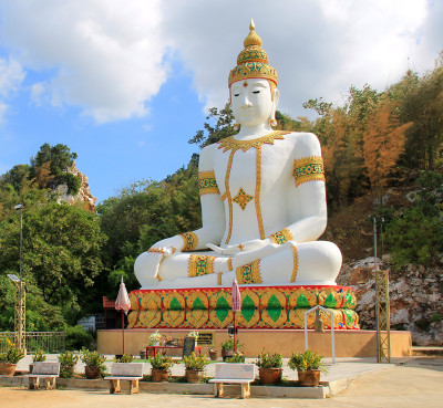 Храм Tham Kaew Kanchanaphisek в Канчанабури