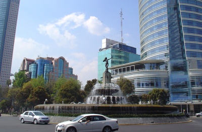 Фонтан на авеню Реформы в Мехико