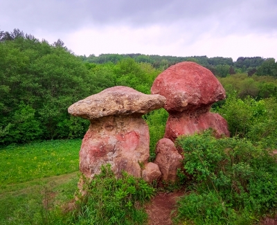 Красные каменные грибы в парке Кисловодска