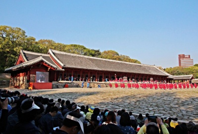 Чонмё — конфуцианское святилище в Сеуле