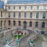Внутренний дворик в Лувре в Париже