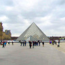 Лувр в Париже. Площадь со стеклянными пирамидами