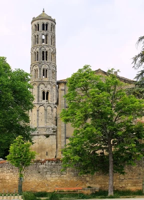 Башня Фенестрель высотой 42 метра (колокольня собора Сен-Теодорит) в Юзесе