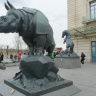 Бронзовая статуя носорога перед музеем д'Орсе в Париже. Талисман Всемирной выставки 1878 года.