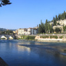 Город Верона, река Адидже, мост Понти-Пьетра - самый старый мост.
