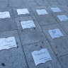 Таблички с именами каталонских писателей и поэтов на постаменте рядом с Памятником Книге.