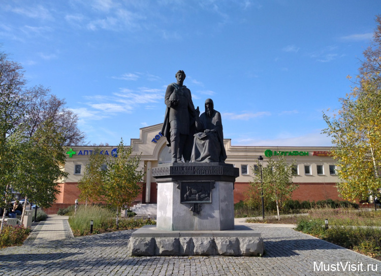 Памятник Савве Сторожевскому и князю Юрию Дмитриевичу