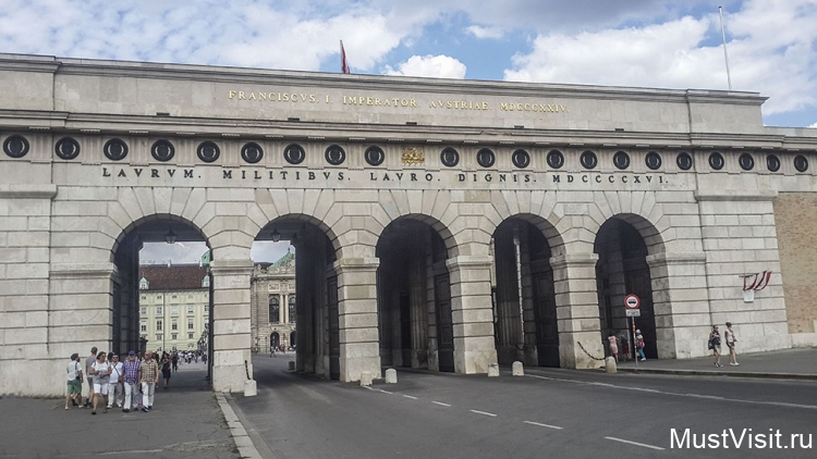 Ворота Бургтор в Вене