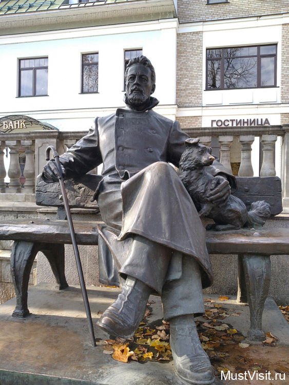 Памятник писателю А.П. Чехову в Звенигороде