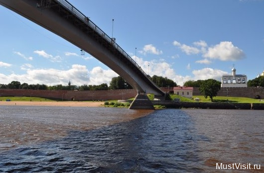 Пешеходный мост через реку Волхов в Великом Новгороде