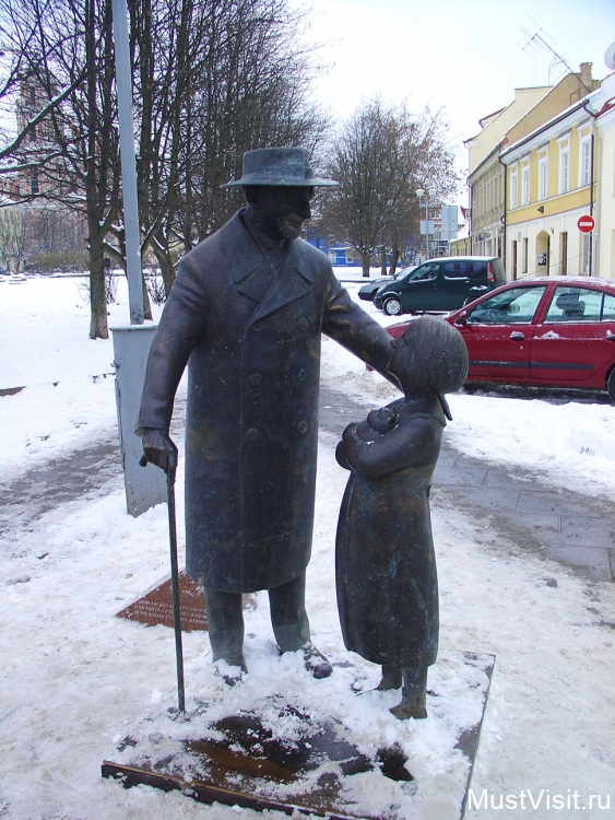 Памятник доктору Шабаду в Вильнюсе