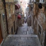 Спуск по лестнице в Старый город