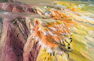 Марсовые цветные горы Кызыл-Чина на Алтае