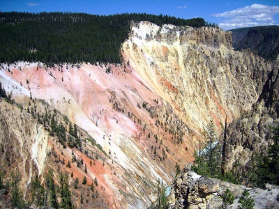 Разноцветные скалы Йеллоустоуна